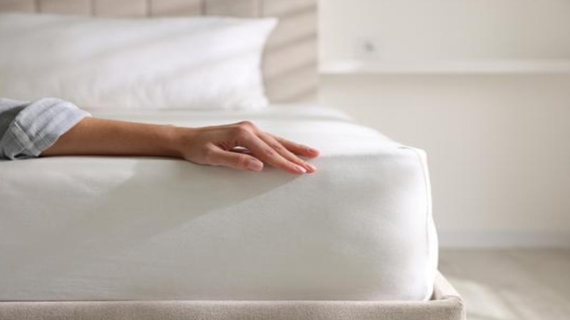 White fitted sheet fitted over a mattress corner
